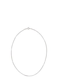 Zilveren ketting met een dunne, platte schakels, voorzien van een karabijnsluiting en een minimale textuur, geschikt voor stapelen of als enkele sieraad.