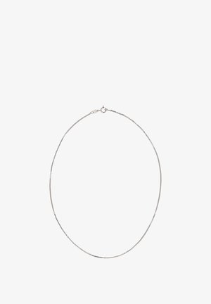 Zilveren ketting met een dunne, platte schakels, voorzien van een karabijnsluiting en een minimale textuur, geschikt voor stapelen of als enkele sieraad.