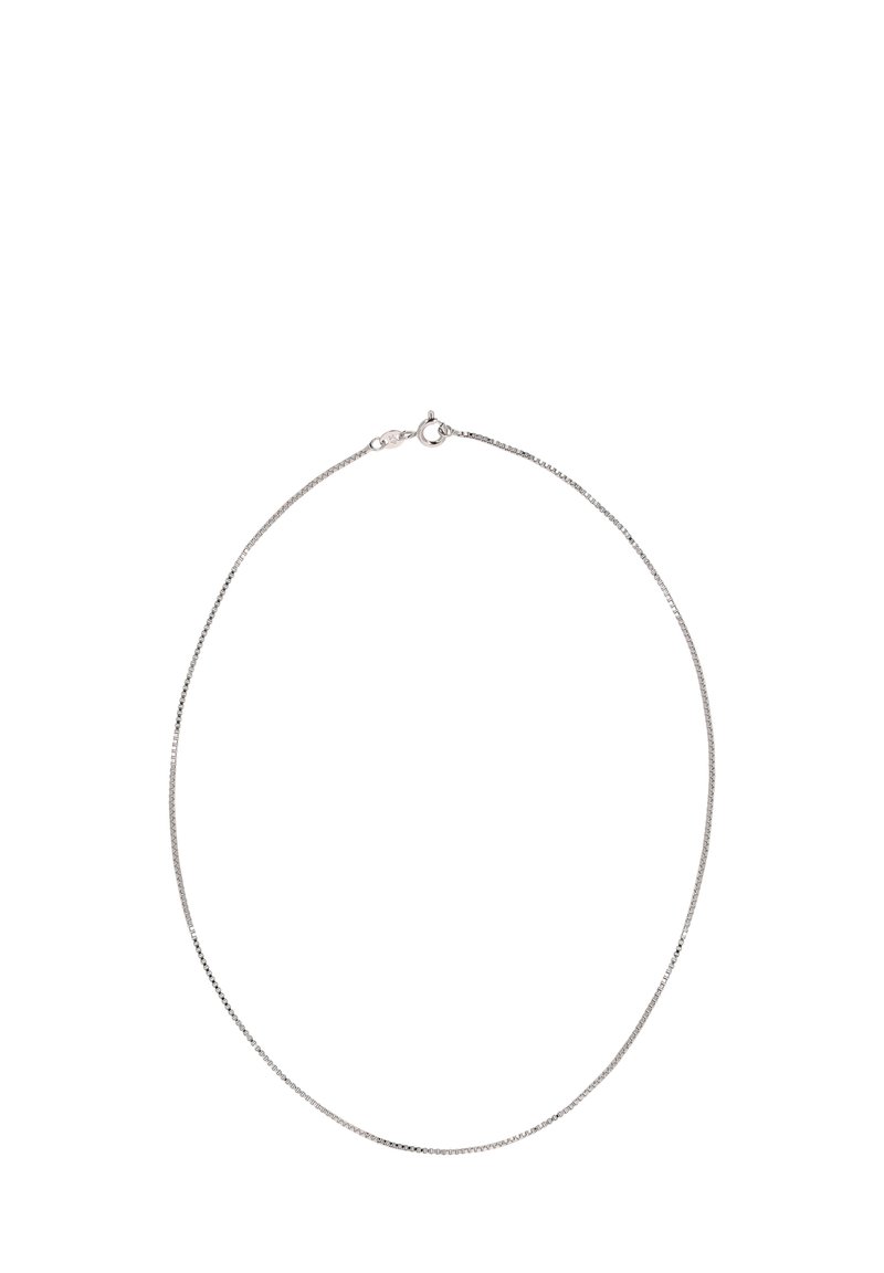 Zilveren ketting met een dunne, platte schakels, voorzien van een karabijnsluiting en een minimale textuur, geschikt voor stapelen of als enkele sieraad.