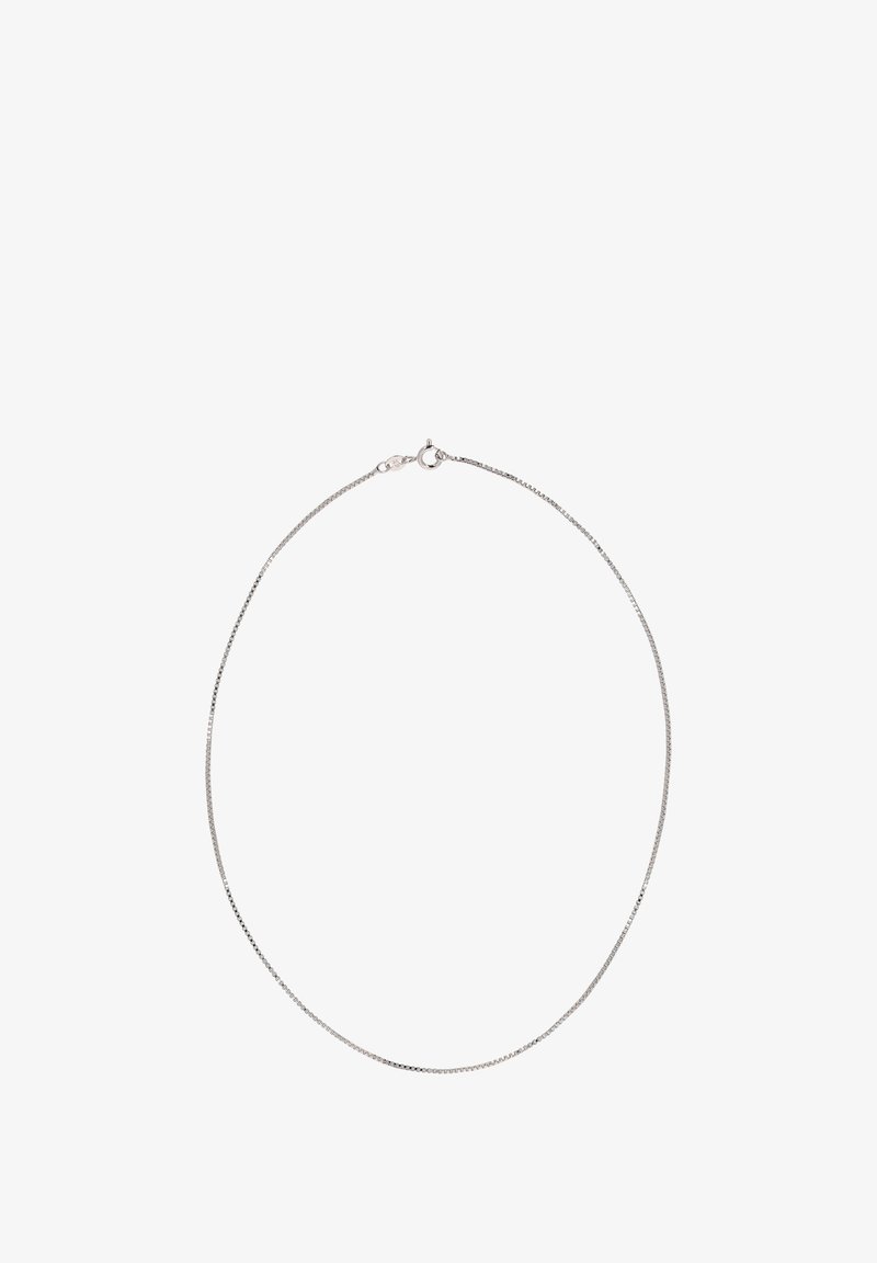 Zilveren ketting met een dunne, platte schakels, voorzien van een karabijnsluiting en een minimale textuur, geschikt voor stapelen of als enkele sieraad.