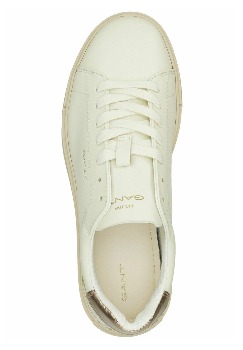Vita lädersneakers med rund tå, platta snören och guldaccenter. Har logotypdetalj på sidan och en slät, minimalistisk design.