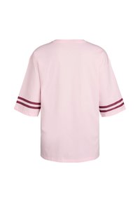Ružové bavlnené tričko s okrúhlym výstrihom, krátkymi rukávmi a vínovo pruhovanými detailmi na rukávoch. Jemná textúra a voľný strih.