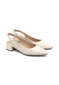 Kahvinhohtoiset nahka slingback-kengät, joissa on terävä kärki, matala lohkokorko ja aukko sivuilla. Kenkäparissa on sileä rakenne ja minimalistinen muotoilu.