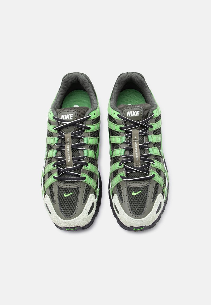 Paire de baskets Nike gris et vert néon avec détails en mesh et suède, lacets noirs et blancs, et texte « Hill Biverman Series » sur la languette.