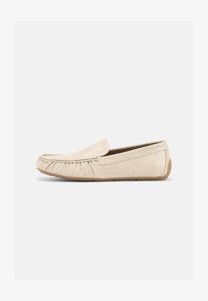 Bézs színű, texturált bőr bebújós loafers, mokaszin stílusú varrással és gumitalppal, oldalnézetben fehér háttéren.