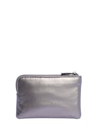 Bolso de cuero metálico plateado con textura suave, cierre de cremallera y bordes redondeados, ideal para guardar objetos pequeños.