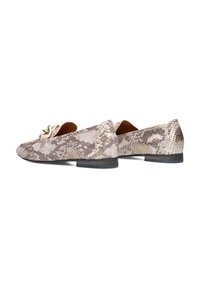 Ballet flats in een gestructureerd beige en bruin slangenpatroon met een kleine zwarte zool en een decoratieve gouden accent aan de voorkant.