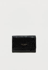 Czarny portfel z fakturowanej sztucznej skóry z wzorem krokodyla, złotym logo i fasonem na składanie. Kompaktowy, o prostokątnym kształcie.