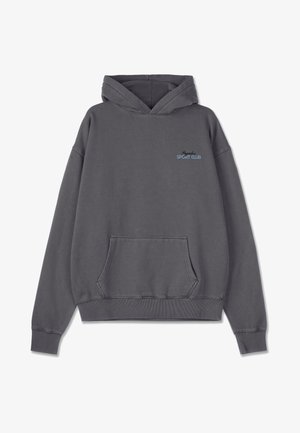 Šedá mikina s kapucí vyrobená z bavlněné směsi. Má přední klokankovou kapsu, lemy na rukávech a malé modré logo "Sport Club" na hrudi.