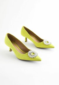 Next FOREVER COMFORT JEWEL TRIM KITTEN - REGULAR FIT - Klasické lodičky - lime green
