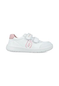 Zapatillas blancas con detalles en rosa, fabricadas con un material sintético suave, cuello acolchado, dos correas de Velcro ajustables y una suela texturizada.