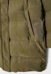 Oliwkowa puchowa kurtka o gładkiej, błyszczącej fakturze; posiada boczną kieszeń i pikowaną konstrukcję z widocznymi przeszyciami.