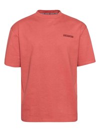 Trumpų rankovių koralinė medvilninė marškinėlių su apvali apykakle ir subtiliu tamsesniu koraliniu "ROCAWEAR" logotipu kairėje krūtinės pusėje.