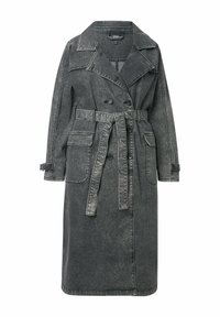 Dlouhý černý denimový trench coat s dvojitým zapínáním na knoflíky, širokými klopami, páskem v pase, kapsami s klopou a detaily na manžetách.