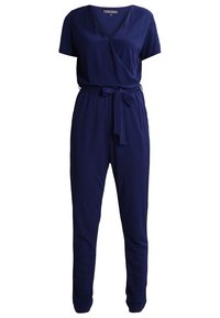 Combinaison bleu marine à manches courtes, devant croisé et ceinture à nouer à la taille. Confectionnée dans un tissu doux à la texture lisse.