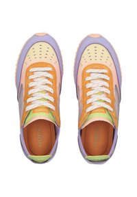Roze, oranje, lavendel en groene sneakers met een gestructureerde bovenkant, geperforeerd ontwerp, witte veters en een logopatch op de tong.