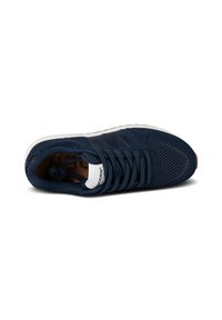 Marinblå sneakers med mesh-övre, texturerade accenter, gummisula och snörning. Inuti finns en korkfoder för komfort.