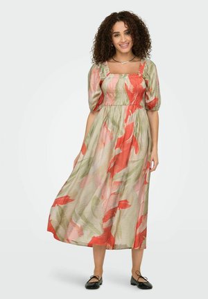 Flödig midi-klänning i lätt material, med smockad byst, puffärmar och ett blommönster i röda, gröna och rosa nyanser.