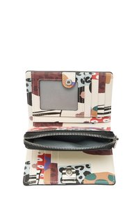 Kompaktowy portfel z wielokolorowymi, abstrakcyjnymi wzorami, otwarty, aby pokazać zasuwaną kieszeń na monety, kilka slotów na karty oraz przezroczyste okno na identyfikator z zatrzaskiem.