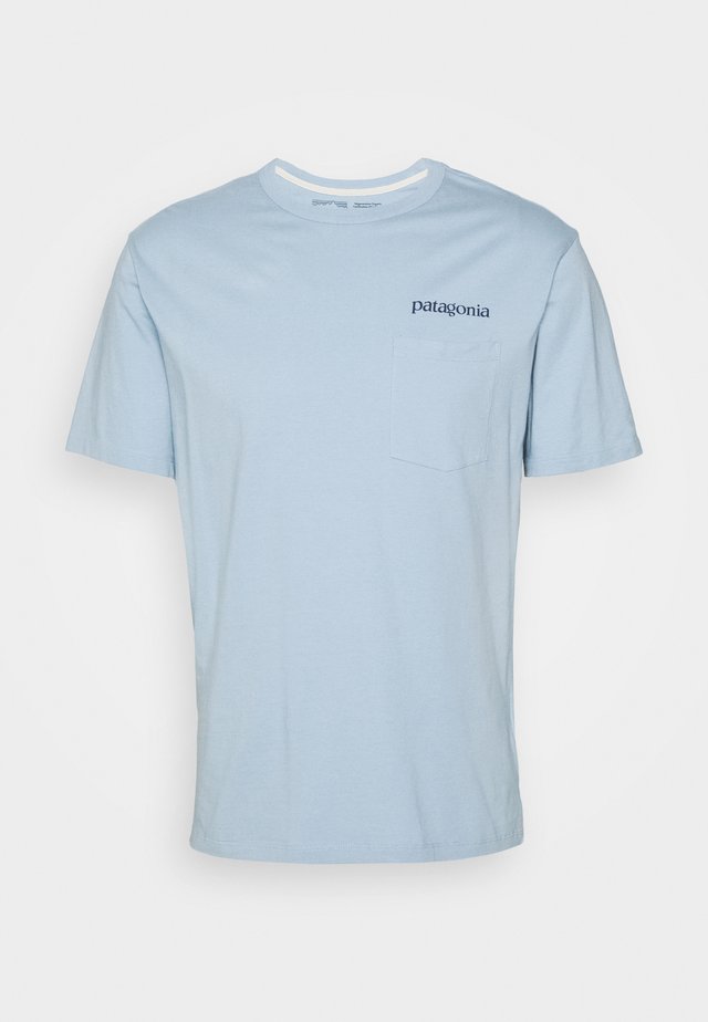 ROAD TO REGENERATIVE POCKET TEE - Camiseta estampada - big sky blue