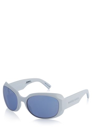 Sonnenbrille mit weißem Rahmen und blau getönten Gläsern, einem dicken Rahmen und "Tommy Jeans"-Branding am Bügel.