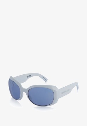 Sonnenbrille mit weißem Rahmen und blau getönten Gläsern, einem dicken Rahmen und "Tommy Jeans"-Branding am Bügel.