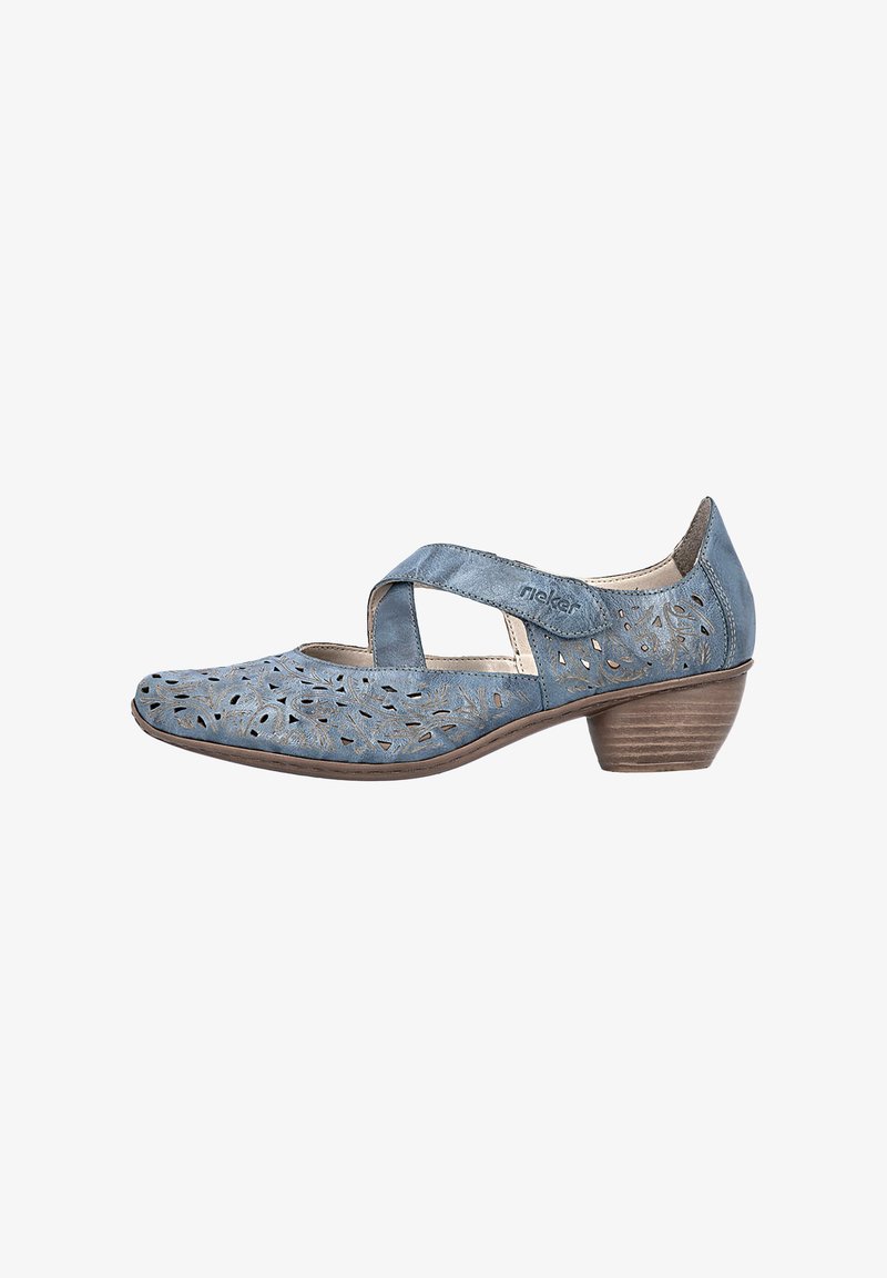 Chaussure femme bleue à petit talon avec motifs floraux découpés et bride croisée à fermeture velcro, semelle en cuir et talon en bois empilé.