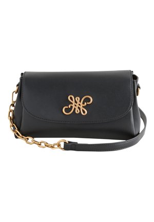 Borsa a mano in pelle nera con dettaglio catena dorata e logo ornamentale dorato sulla patta frontale, dotata di una tracolla sottile.