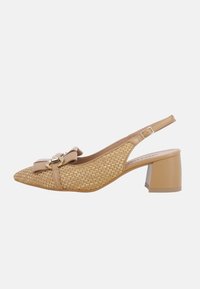 Scarpa slingback tan con texture in paglia intrecciata, punta affusolata, dettaglio a fiocco e tacco basso a blocco. Include una fascia posteriore per supporto.