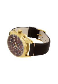 Goldfarbene Chronograph-Uhr mit braunem Zifferblatt, schwarzem Lederarmband, silbernen Akzenten und drei Unterdials. Verfügt über eine strukturierte Krone und Druckknöpfe.