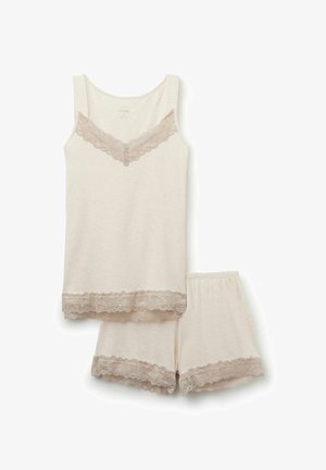 Conjunto de dormir beige que incluye una camiseta sin mangas y pantalones cortos. Ambos artículos tienen encaje en el escote y el dobladillo. Textura de tela suave.