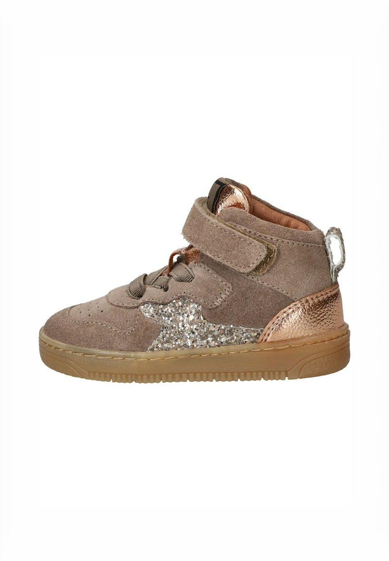 Bruine suede high-top sneakers met een glinsterend zilveren sterontwerp, bronzen accenten, een klittenbandsluiting en een gestructureerde rubberen zool.