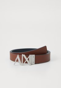 Brun kunstlærbelte med en sølvmetallspenne som har bokstavene "AX" i moderne design. Glatt tekstur med kontrastkanting.