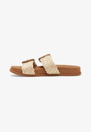 Sandales en paille tressée avec deux larges sangles ; semelle en caoutchouc beige ; texture subtile ; accents en métal doré en forme rectangulaire.