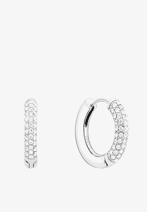 Silberne Creolen, teilweise mit kleinen klaren Kristallen besetzt, eine davon geschlossen und die andere offen, vor weißem Hintergrund.