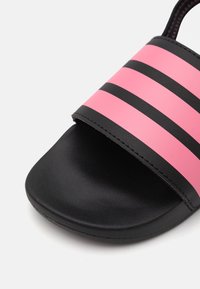 Sandalo scivoloso nero con una fascia larga caratterizzata da strisce orizzontali rosa e nere. Superficie texture con punta rotonda.