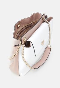 Vit och rosa handväska med guldkedjesnoddar, öppen klaff som avslöjar en beige inredning med blixtlåsficka och lås.