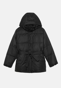 Doudoune noire avec capuche, taille ceinturée et fermeture à boutons-pression. Présente un tissu matelassé et des manches amples.