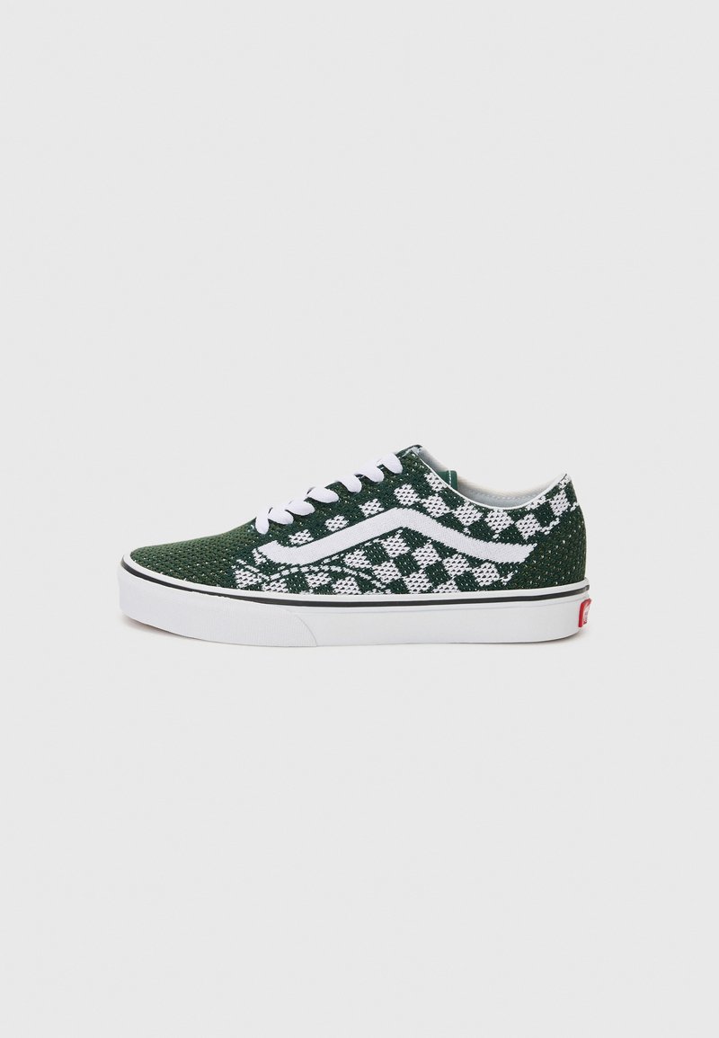Grønne og hvide lærredssneakers med ternet mønster, hvide snørebånd og flad hvid gummisål. Bemærkelsesværdigt Vans-logo på hælen.