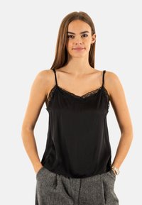 Camisole nera in satin con delicati inserti in pizzo lungo il décolleté. Spalline sottili e regolabili e una texture liscia e lucida.