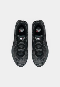 Fekete sportcipő, mintás felsőrész szürke árnyalatokkal. Lekerekített orr, strukturált fűzők, légpárnás talp és logó részletek.