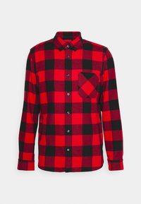 Camisa de franela roja y negra con un patrón a cuadros, de mangas largas, cierre de botones y un bolsillo en el pecho izquierdo. Textura suave y cuello clásico.
