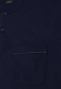 Camicetta navy blu a maniche corte, colletto a bottoni, con taschino sul petto dotato di un sottile bordo a contrasto, realizzata in tessuto morbido con leggera trama.