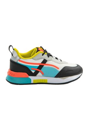 Zapatilla deportiva blanca con detalles en negro, azul verdoso, naranja y amarillo, cordones negros y diseño de corte bajo sobre fondo blanco.
