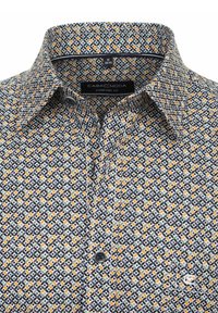 Koszulka w fasonie komfortowym z geometrycznym wzorem w kolorach granatowym, pomarańczowym i kremowym. Solidny kołnierzyk i zapięcie na guziki, z wewnętrzną stroną z nadrukiem.