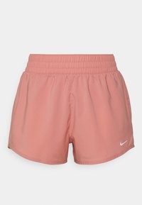 Růžové sportovní šortky s elastickým pasem, vyrobené z lehké látky. Mají zakřivený lem a malý bílý logo Nike v dolní pravé části.