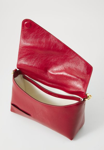 Wandler OSCAR BAGUETTE CROSSBODY - Håndtasker - cranberry