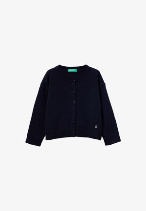 Cárdigan de punto en color navy con cuello redondo, cierre de botones, puños y dobladillo acanalados. Presenta patrones de punto diagonales y un logo bordado.