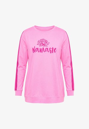 Felpa rosa a maniche lunghe con strisce rosa più scure sulle maniche e testo "Namaste" sotto un'immagine grafica di un fiore di loto sul petto.