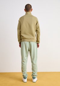 Nike Sportswear Träningsbyxor - mint